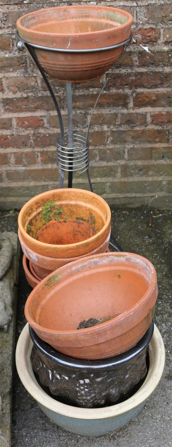 Qty of garden pots(-)